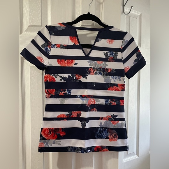 2/$15 INC Short sleeve Top - Picture 2 of 4